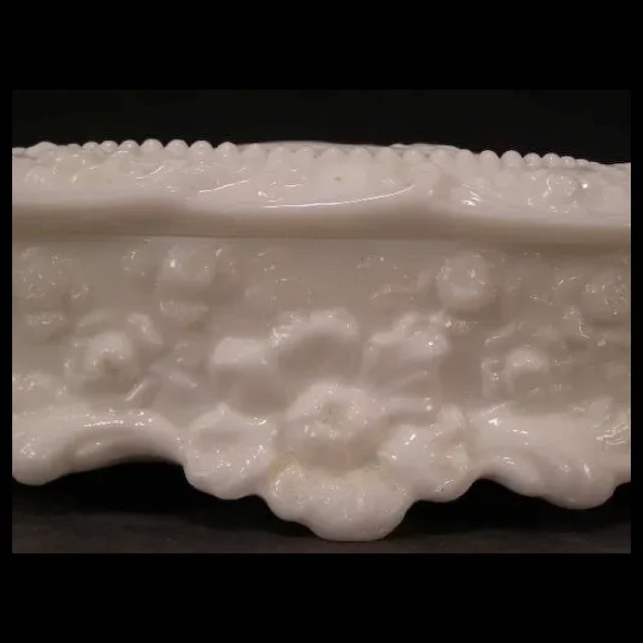 Gorgeous Jenny Lind Milk Glass Glove Box with lid by Fostoria. MINT condition - Picture 8 of 9